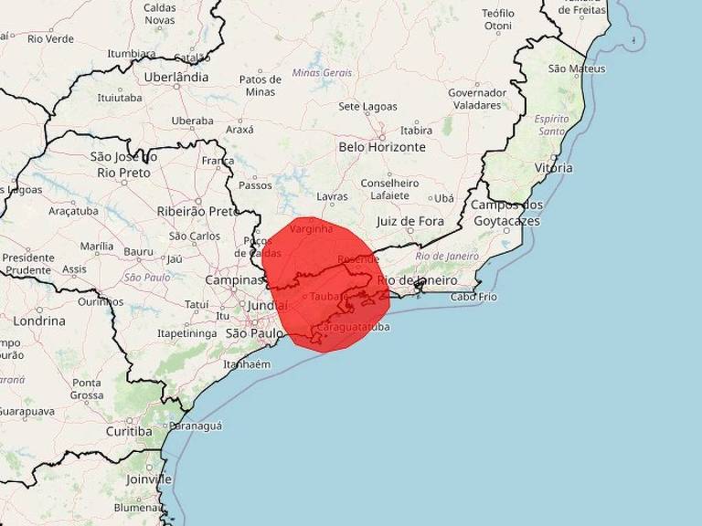 Um mapa da região sudeste do Brasil， com uma área em destaque marcada em vermelho. A área destacada parece incluir partes do estado de São Paulo e do litoral， próximo à cidade de São Paulo.