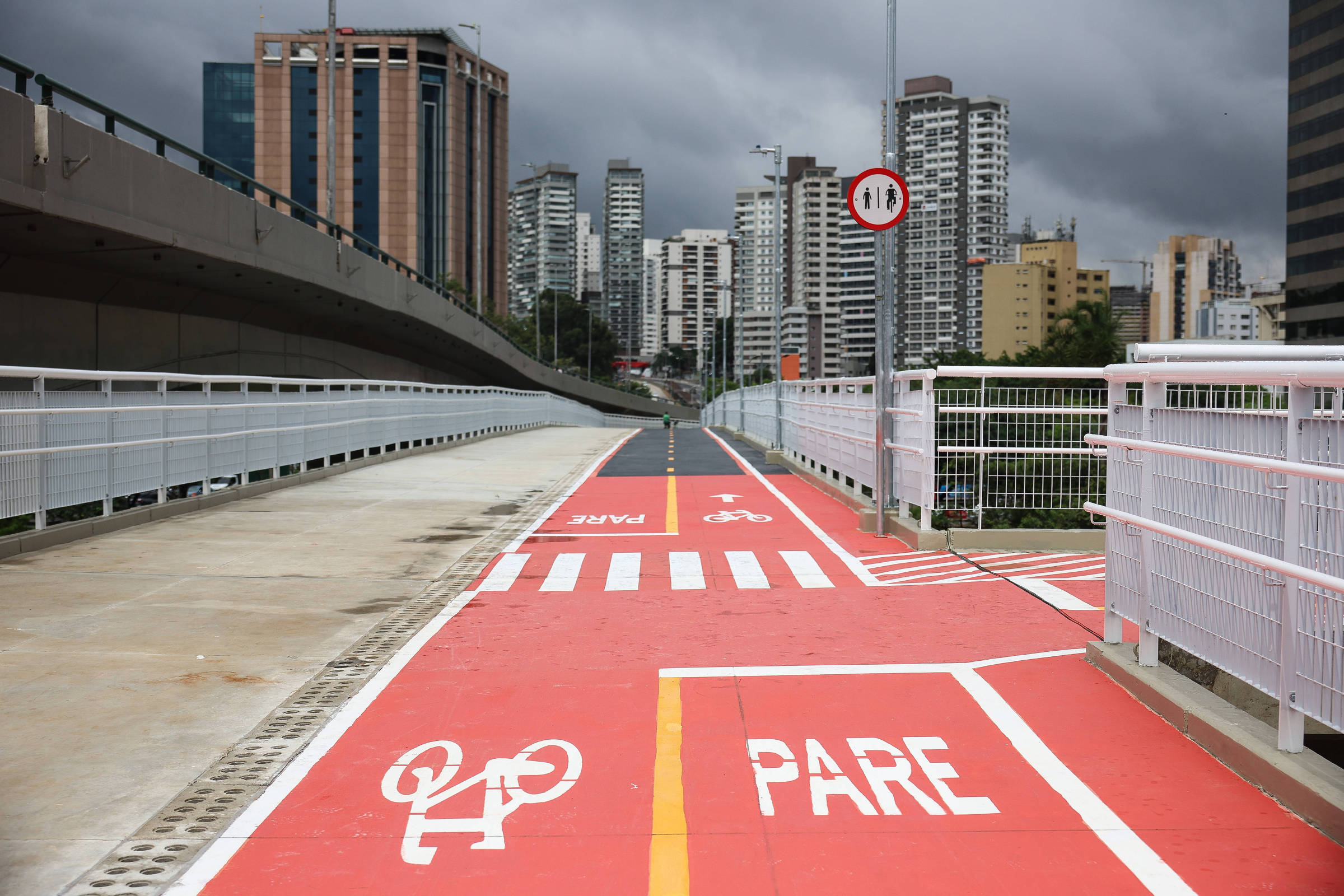 Ciclistas reclamam de roubos na ciclovia do rio Pinheiros, em SP