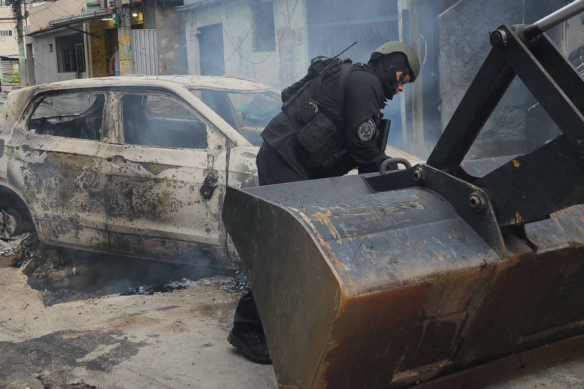 Tiroteio em operação no Complexo de Israel (RJ) fecha avenida Brasil e afeta trens