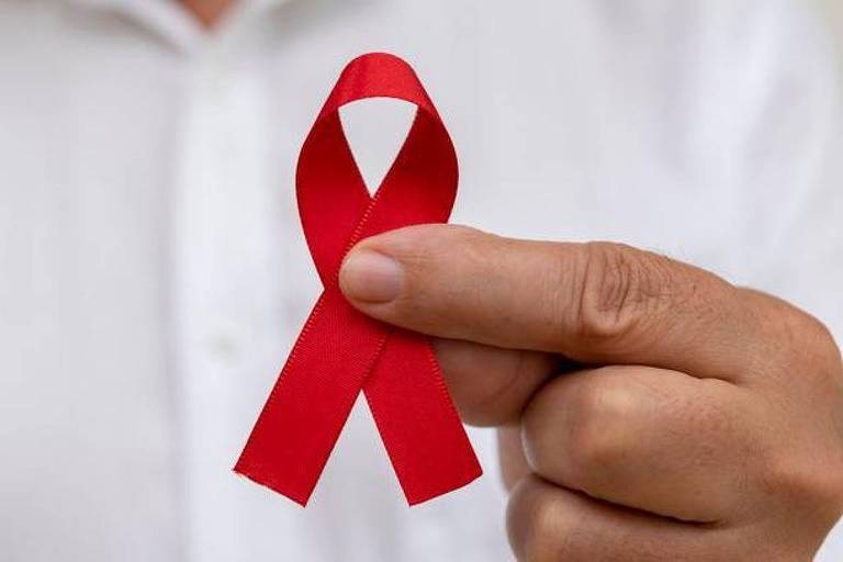 Fita vermelha da campanha sobre a aids
