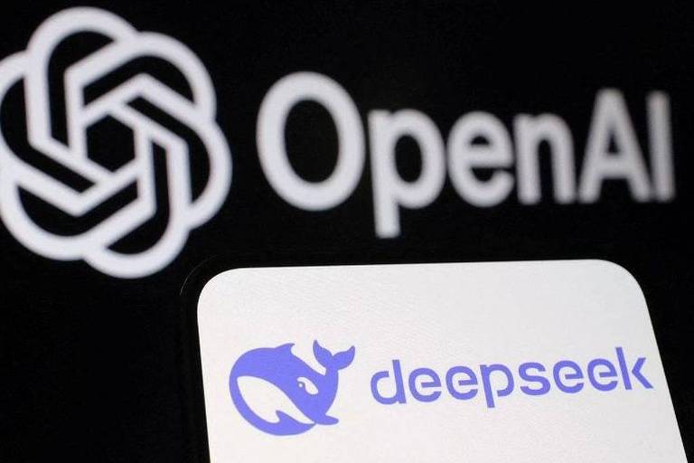 Logo da DeepSeek em um celular diante do logo， no fundo， da Open AI
