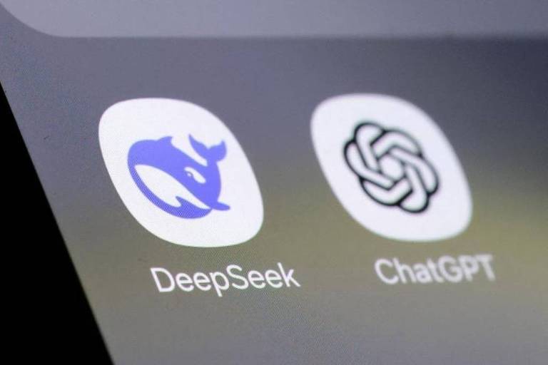 Ícones do Deepseek e ChatGPT no celular
