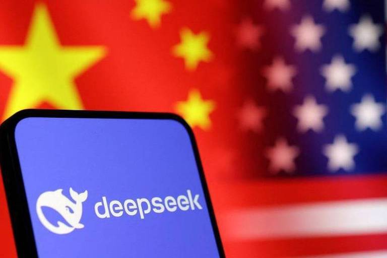 Home do DeepSeek em um celular， com bandeiras da China e dos Estados Unidos no fundo
