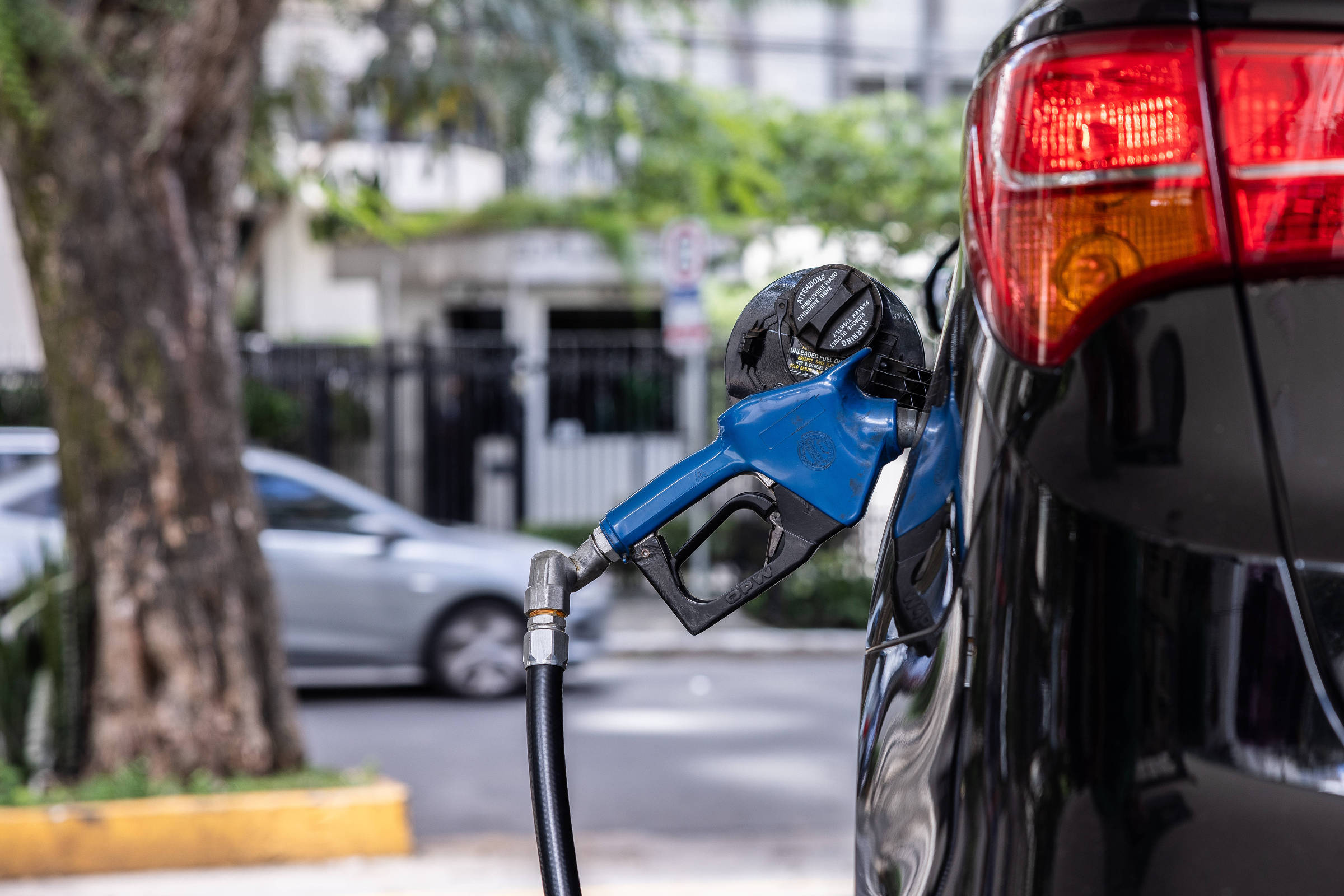 Preço do diesel nos postos cai menos do que esperado após corte da Petrobras