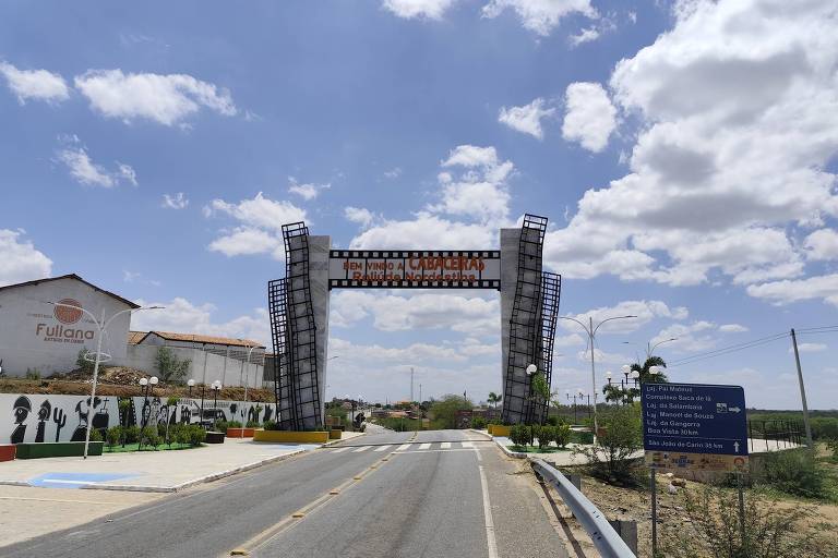 Portal de entrada da cidade de Cabaceiras (PB), a "Roliúde Nordestina", onde foram rodados O Auto da Compadecida 1 e vários outros filmes e séries; o letreiro diz: Bem-vindo a Cabaceiras, Roliúde Nordestina