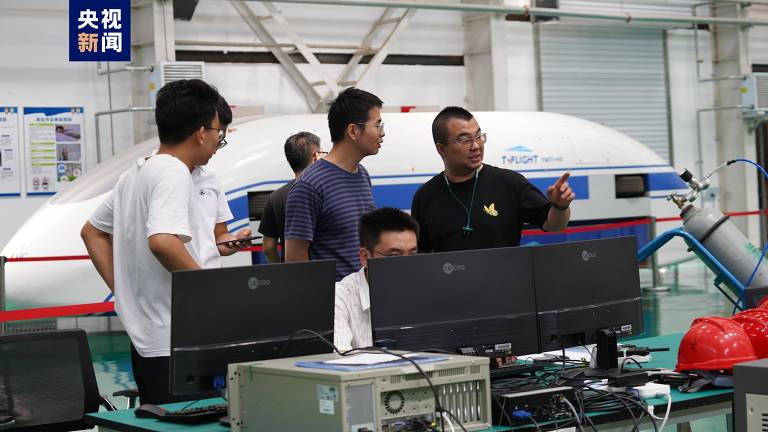 Engenheiros da Casic durante teste do trem que pode chegar a 1.000 quilômetros por hora， em Datong， na China， em agosto de 2024