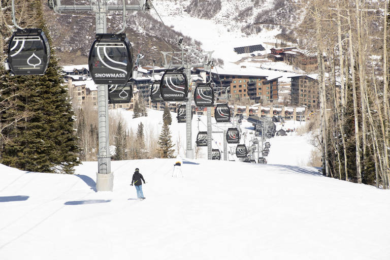 Pista de esqui em Snowmass, com vilarejo e hotel Limelight na base da montanha