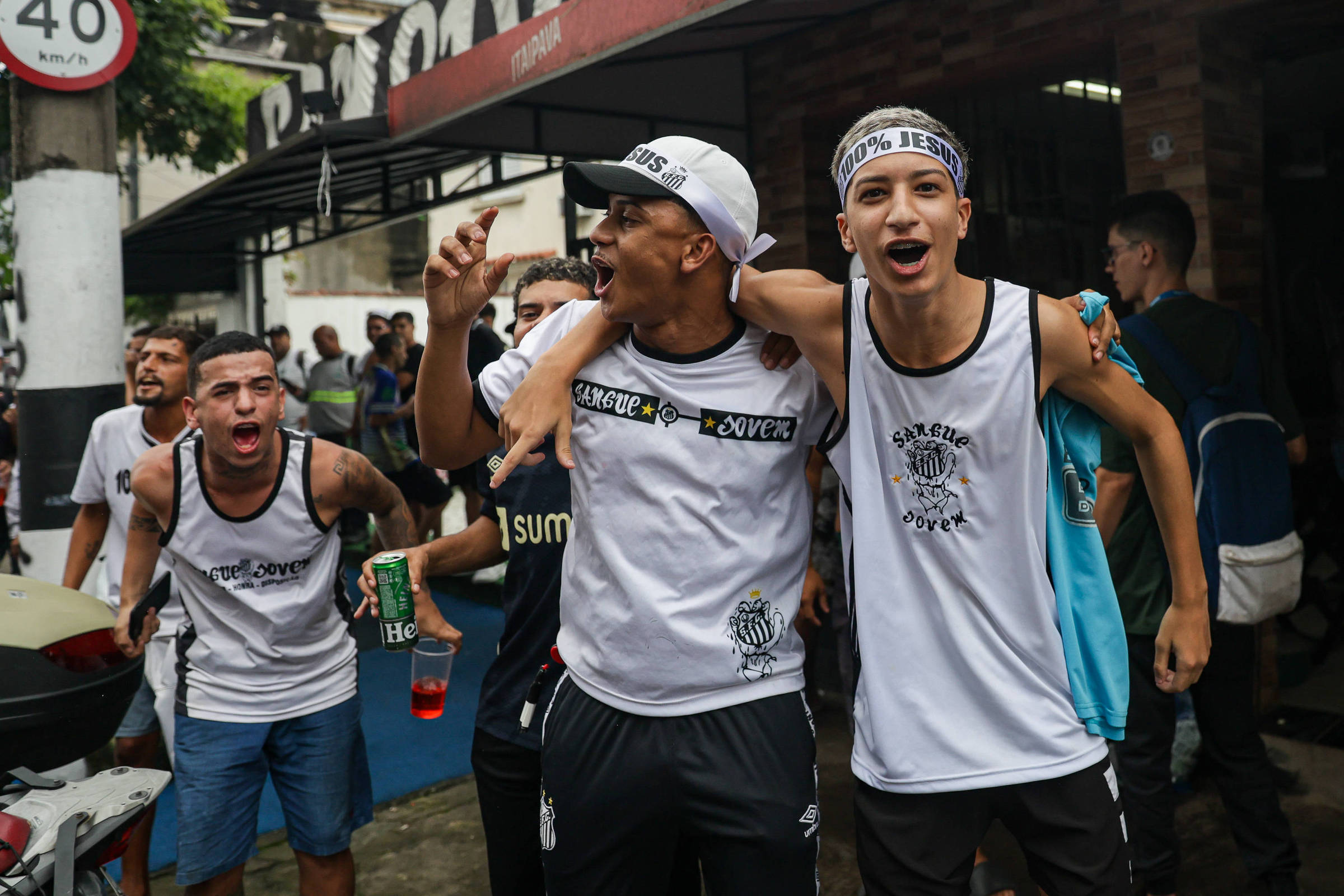 Torcedores do Santos fazem festa para receber Neymar na Vila Belmiro