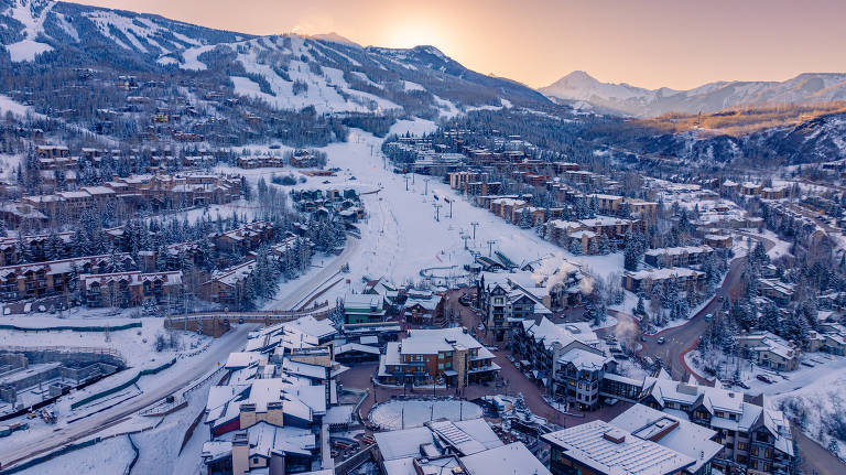 Pistas de esqui próximas à vila de Snowmass, onde 95% dos hotéis são ski-in ski-out e onde há uma pista de patinação no centro da praça