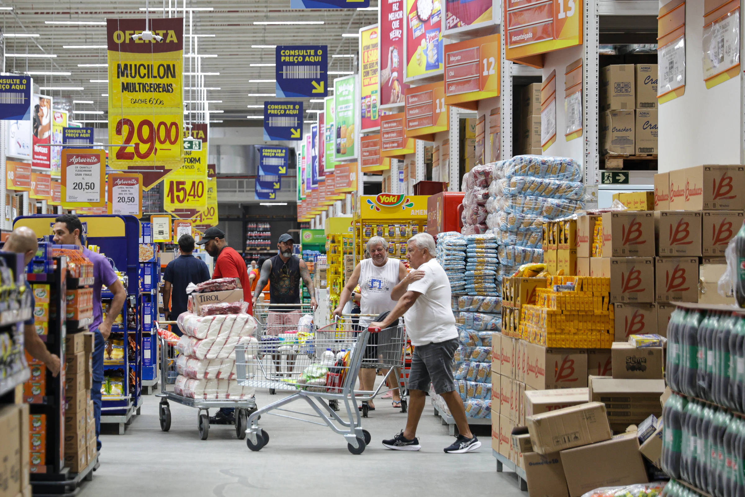 Preço dos alimentos ofusca aumento da renda no Brasil e trava poder de compra