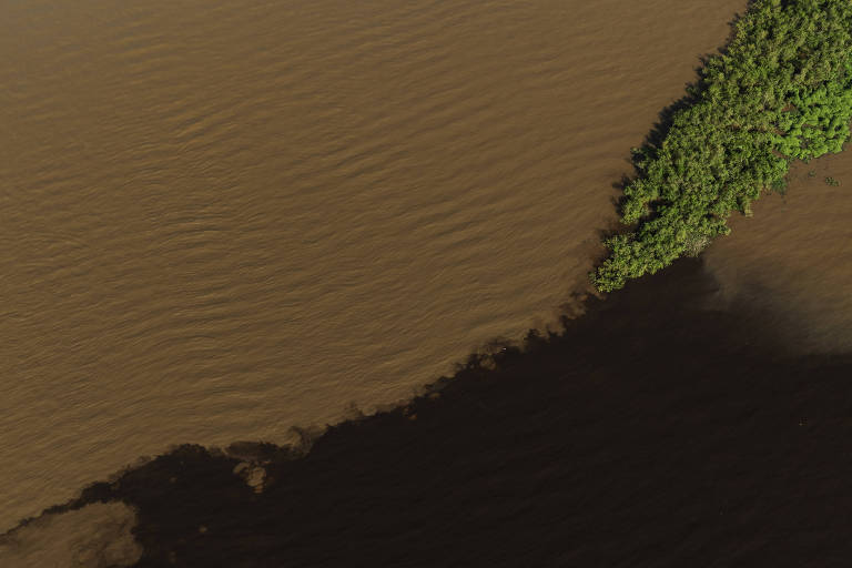 Vista aérea do encontro da águas do rio Solimões com o rio Negro， próximo a Manaus