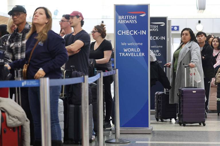 A imagem mostra uma fila de pessoas em um aeroporto， aguardando para fazer o check-in. Há um painel ao fundo com a inscrição 039;BRITISH AIRWAYS CHECK-IN039; e informações sobre viajantes. As pessoas estão com malas e algumas estão vestindo roupas casuais. A fila parece longa， com várias pessoas visíveis.
