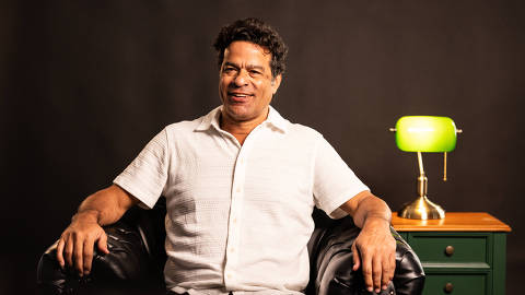 SÃO PAULO, SP - 12/12/2024 - Retrato do ex-jogador Raí durante as gravações de seu curso para a CasaFolha, nos estúdios da TV Folha (Foto: Pedro Affonso/Folhapress, TV Folha) **EXCLUSIVO FOLHA DE SÃO PAULO**