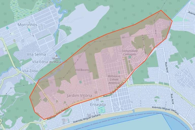 A imagem mostra um mapa com uma área delimitada em contorno laranja. A área destacada é preenchida em uma tonalidade de rosa， enquanto o restante do mapa apresenta uma representação em verde e azul， indicando vegetação e corpos d039;água. O mapa parece ser uma sobreposição de um espaço urbano com ruas e edificações visíveis.