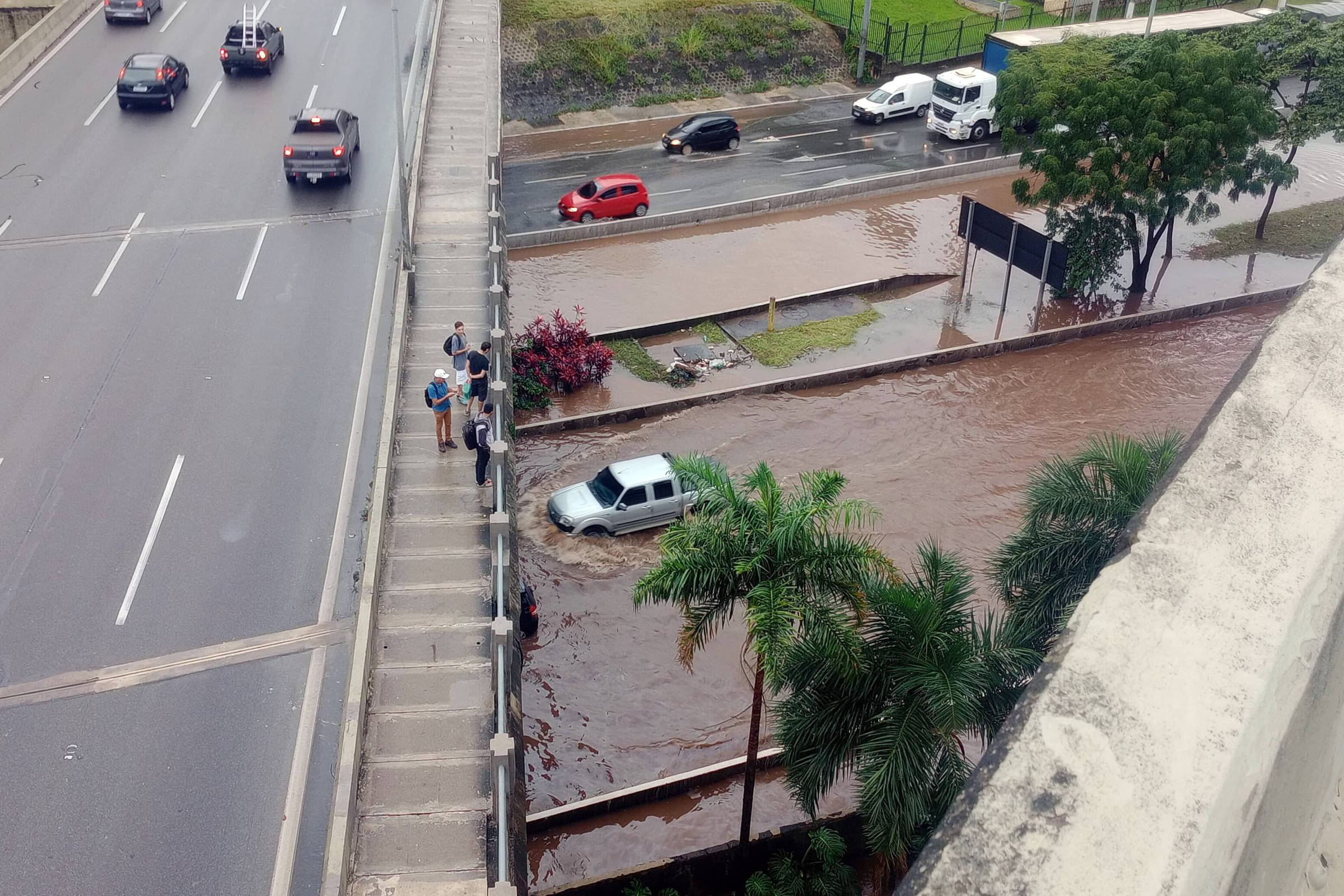 Alagamento na marginal Tietê persiste horas após chuva, e Governo de SP culpa prefeitura por drenagem