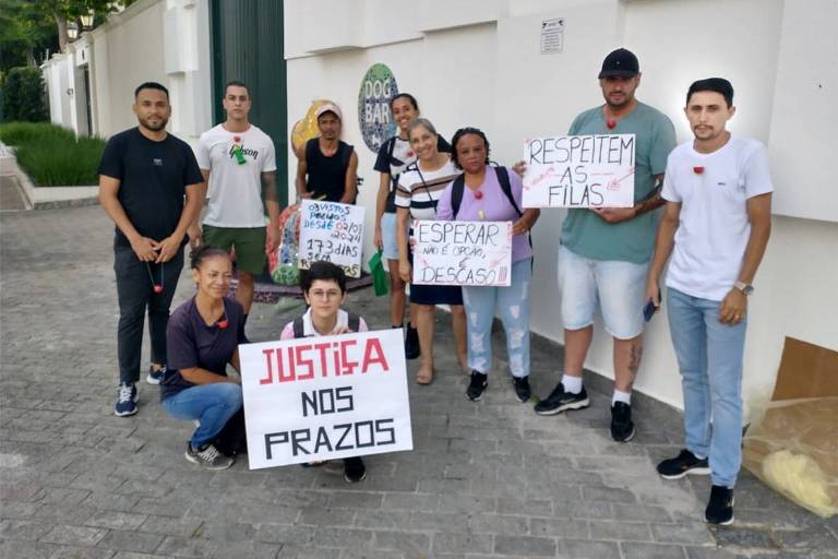 Brasileiros protestam em São Paulo após atraso nos vistos para Portugal