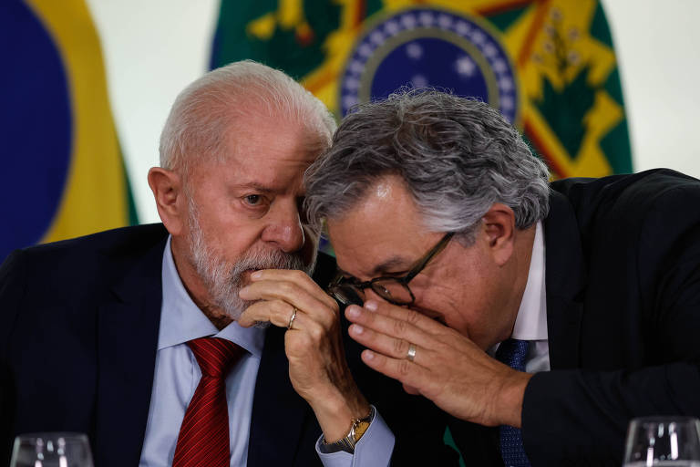 Presidente Lula (PT) ao lado do ministro Alexandre Padilha (Relações Institucionais) em foto de outubro de 2024