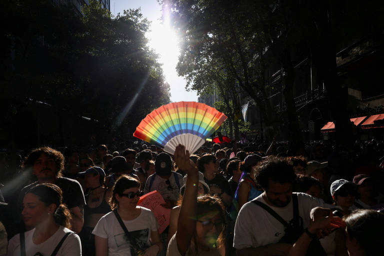 Milhares de pessoas protestando na rua