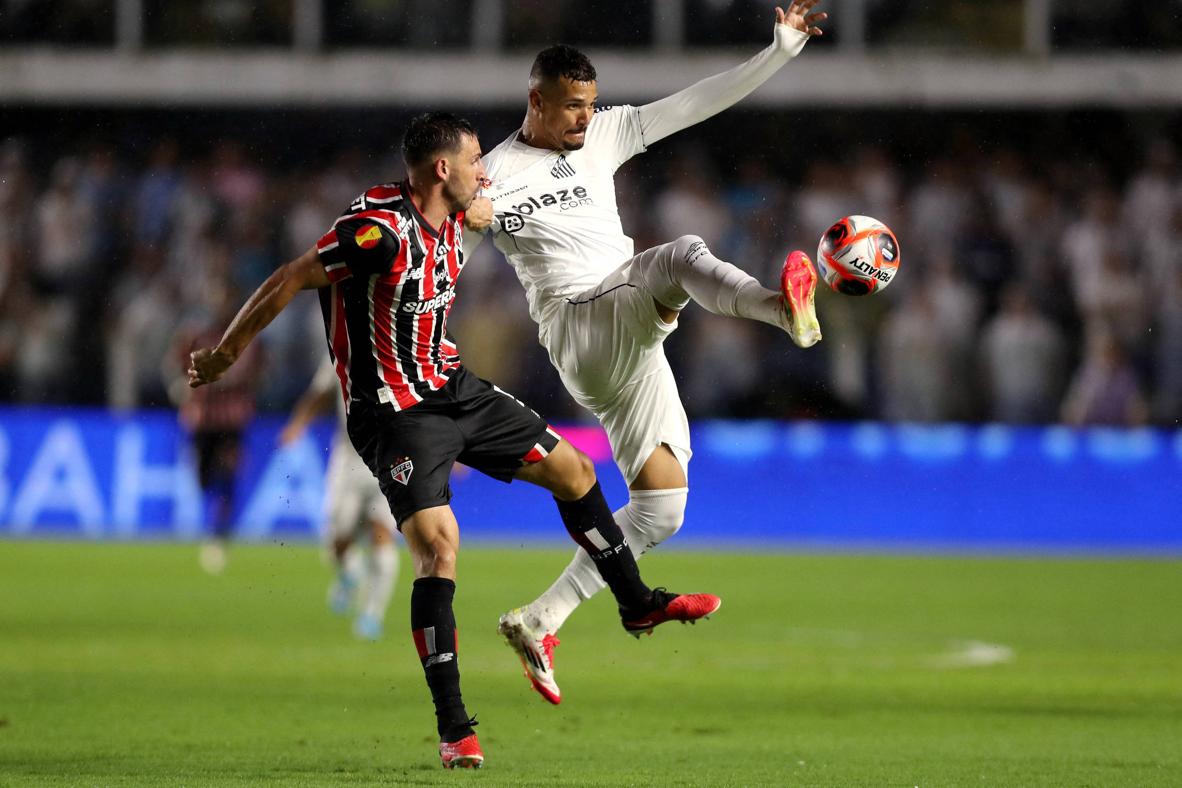 Sem Neymar na Vila Belmiro, Santos vence São Paulo por 3 a 1