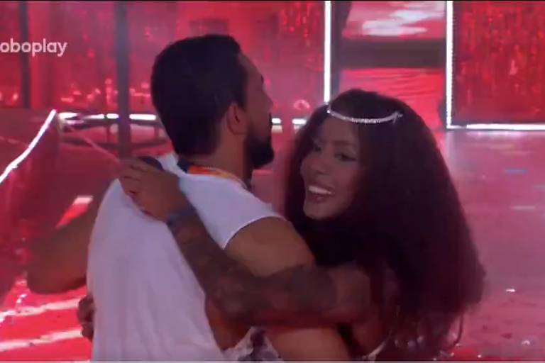 Homem branco e mulher negra abraçados