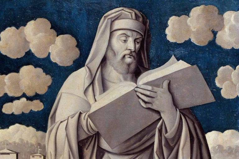 A imagem mostra um homem com uma longa túnica e um manto， segurando um grande livro aberto. Ele tem uma expressão pensativa e está olhando para o livro. O fundo é azul com nuvens brancas.