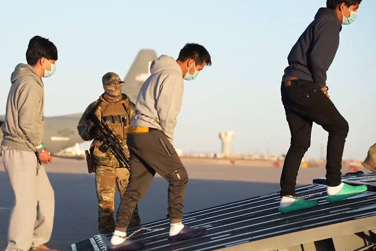 Imigrantes entram em um avião
