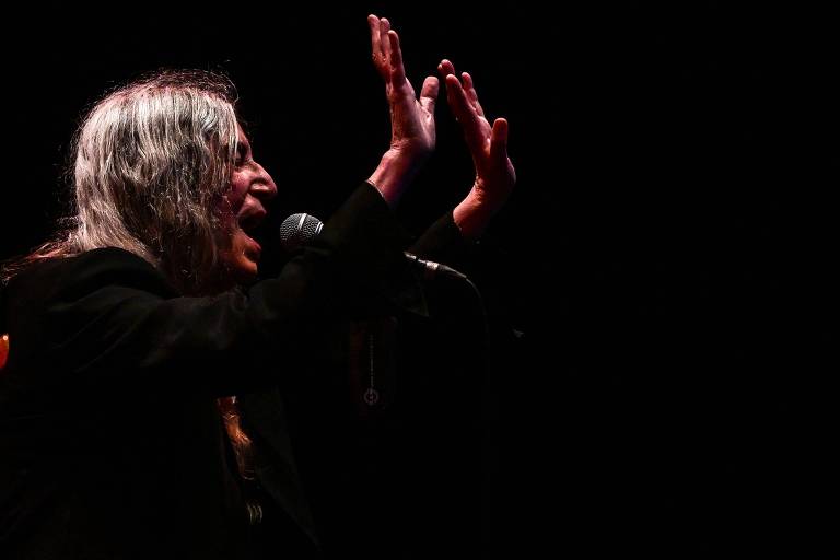 A cantora americana Patti Smith durante performance em Lyon， no ano passado