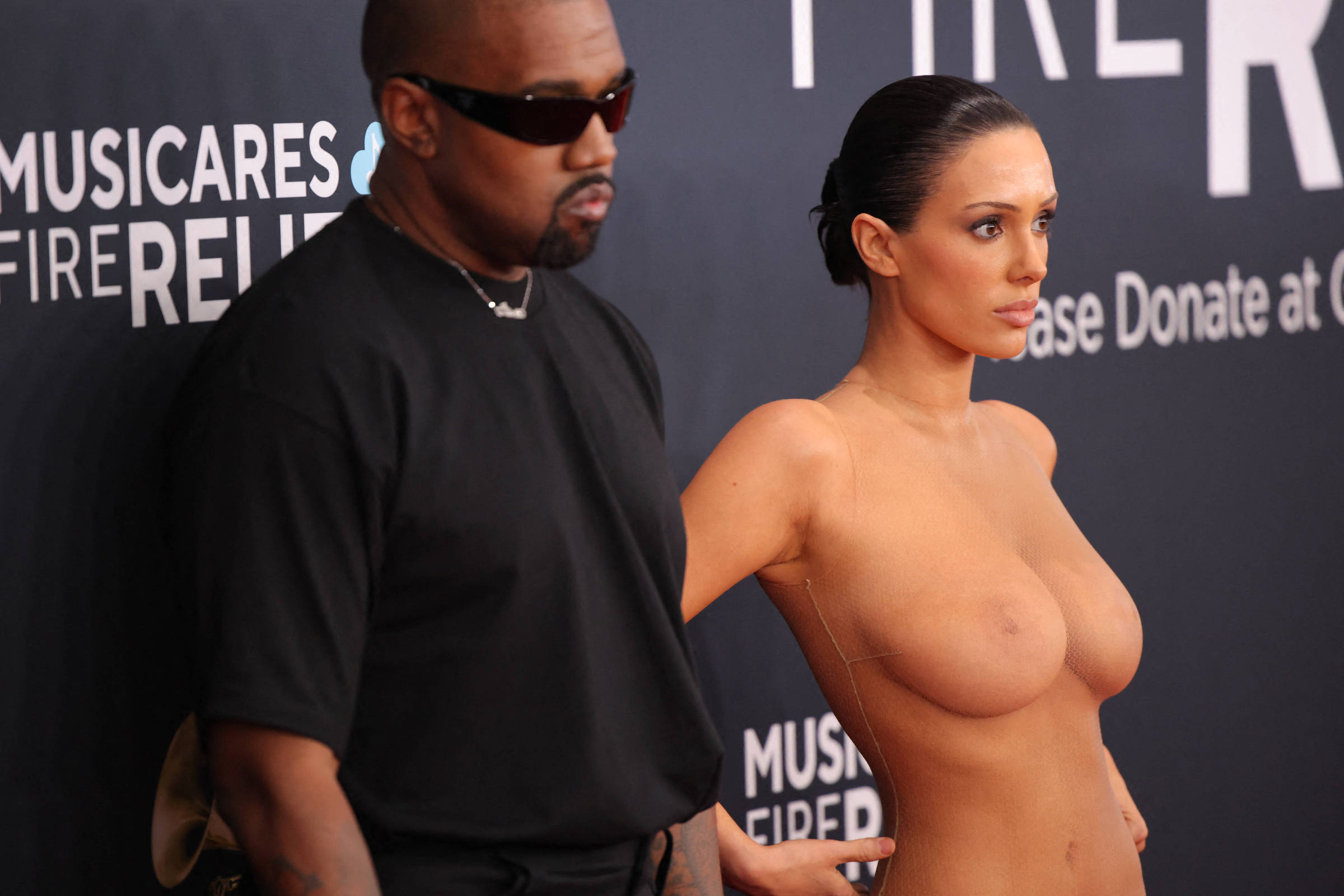 Mulher do rapper Kanye West desfila pelada no tapete vermelho do Grammy
