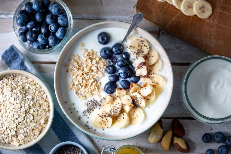 tigela de iogurte com aveia， mirtilo， banana e castanhas