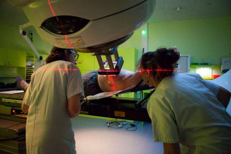 Um paciente sendo preparado para radioterapia convencional e radioterapia por feixe de elétrons em um hospital em Savoie， na França