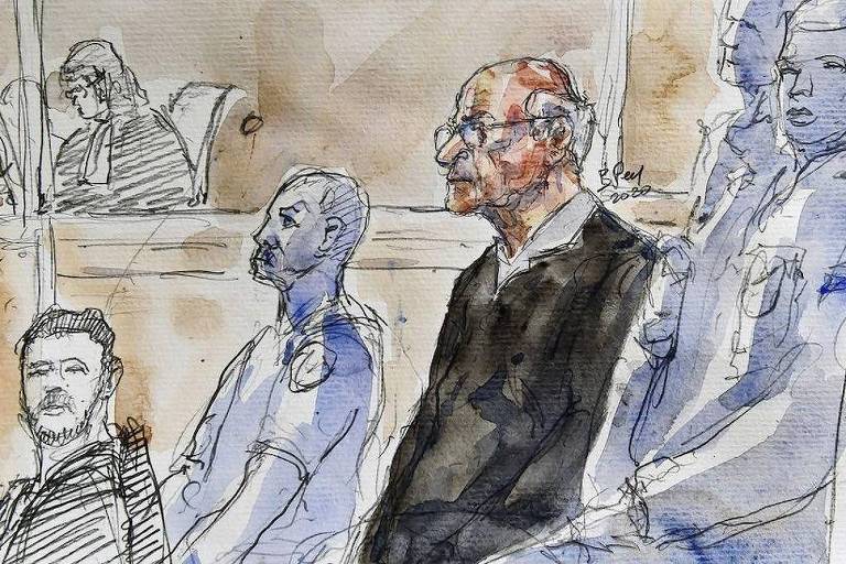 A imagem apresenta um esboço em aquarela de uma audiência judicial， onde quatro homens estão sentados. O homem mais velho， no centro， usa um suéter escuro e óculos. Os outros três homens， à esquerda e à direita， têm expressões neutras e estão vestidos de maneira casual. Ao fundo， há uma figura esboçada que parece ser uma mulher， possivelmente uma juíza ou advogada， observando a cena.