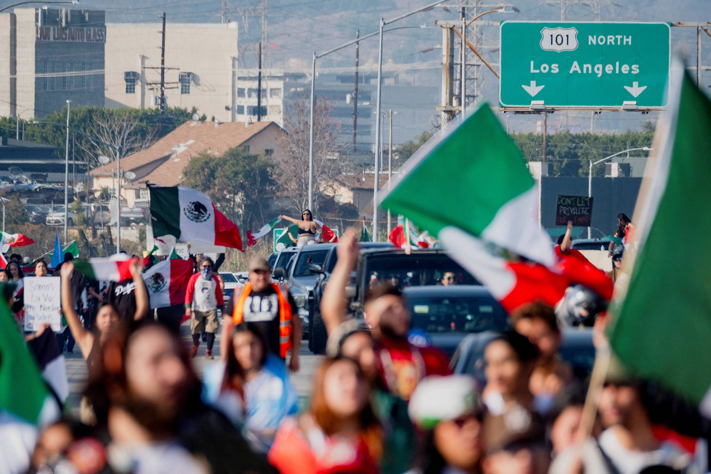 Milhares em Los Angeles protestam contra medidas anti-imigração de Trump