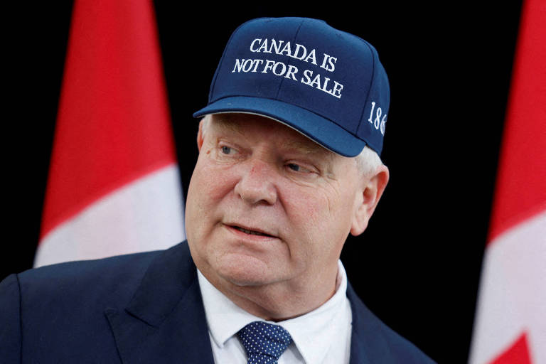 O primeiro-ministro de Ontário， Doug Ford， com o boné Canada is not for sale (O Canadá Não Está à Venda)