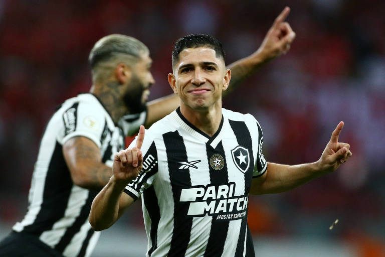 O venezuelano Jefferson Savarino， do Botafogo， comemora gol contra o Internacional no Campeonato Brasileiro de 2024