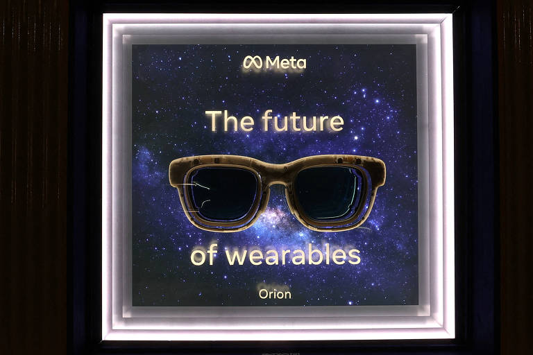 A imagem apresenta um anúncio com um fundo escuro e estrelas， destacando um par de óculos. O texto diz: 039;The future of wearables039; e está posicionado acima dos óculos. O logotipo da Meta está no topo.
