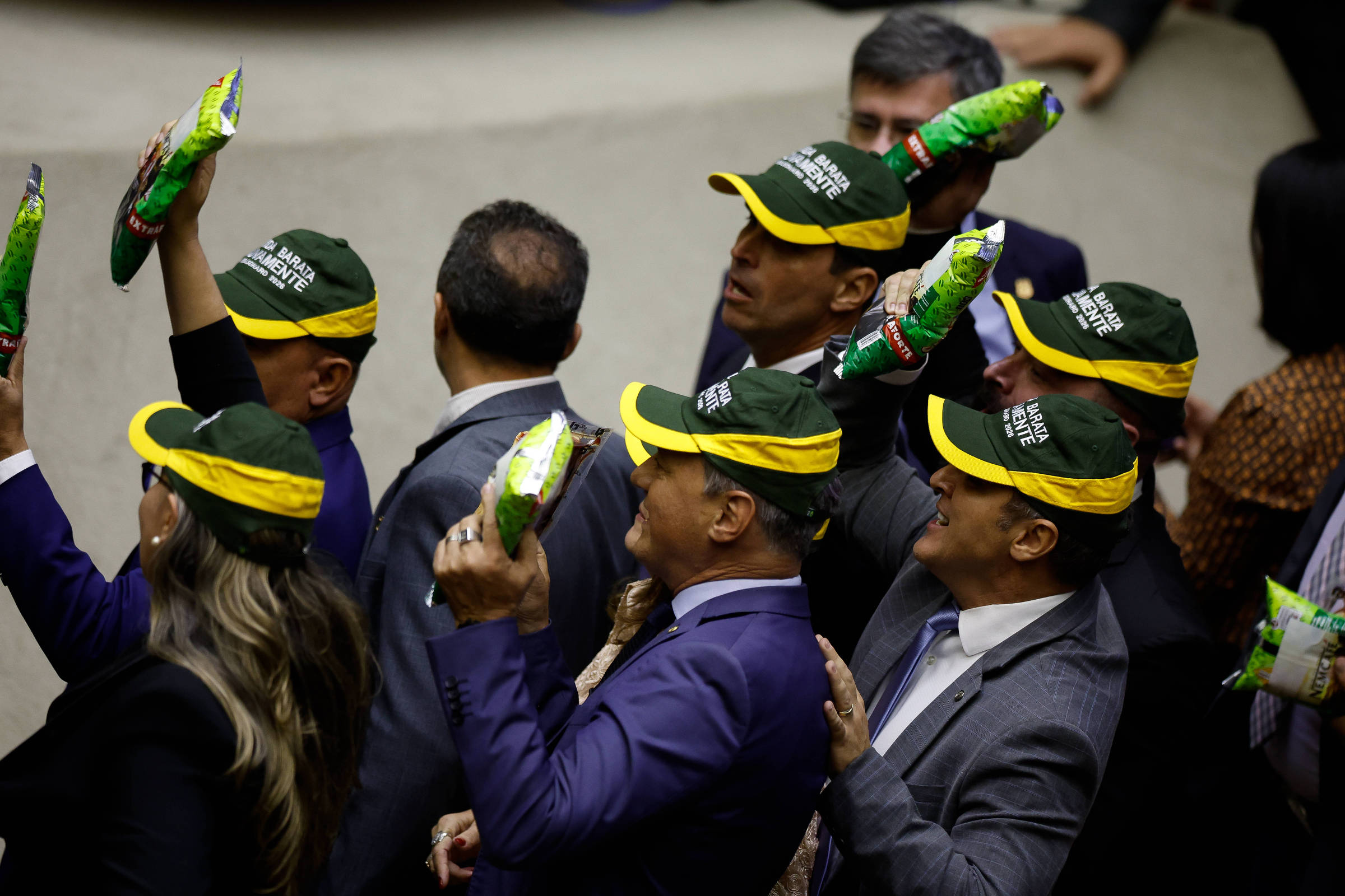 Abertura do Legislativo é marcada por 'guerra de bonés' entre governistas e oposição; veja vídeo