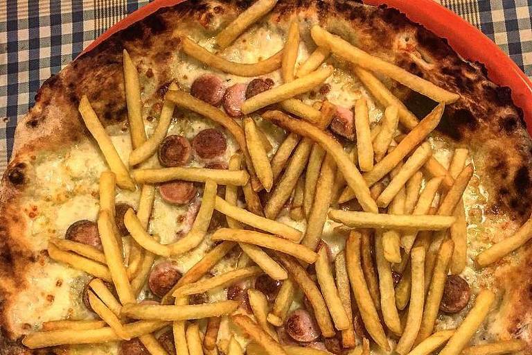 A pizza de salsicha e batata frita de um restaurante na região de Nápoles 