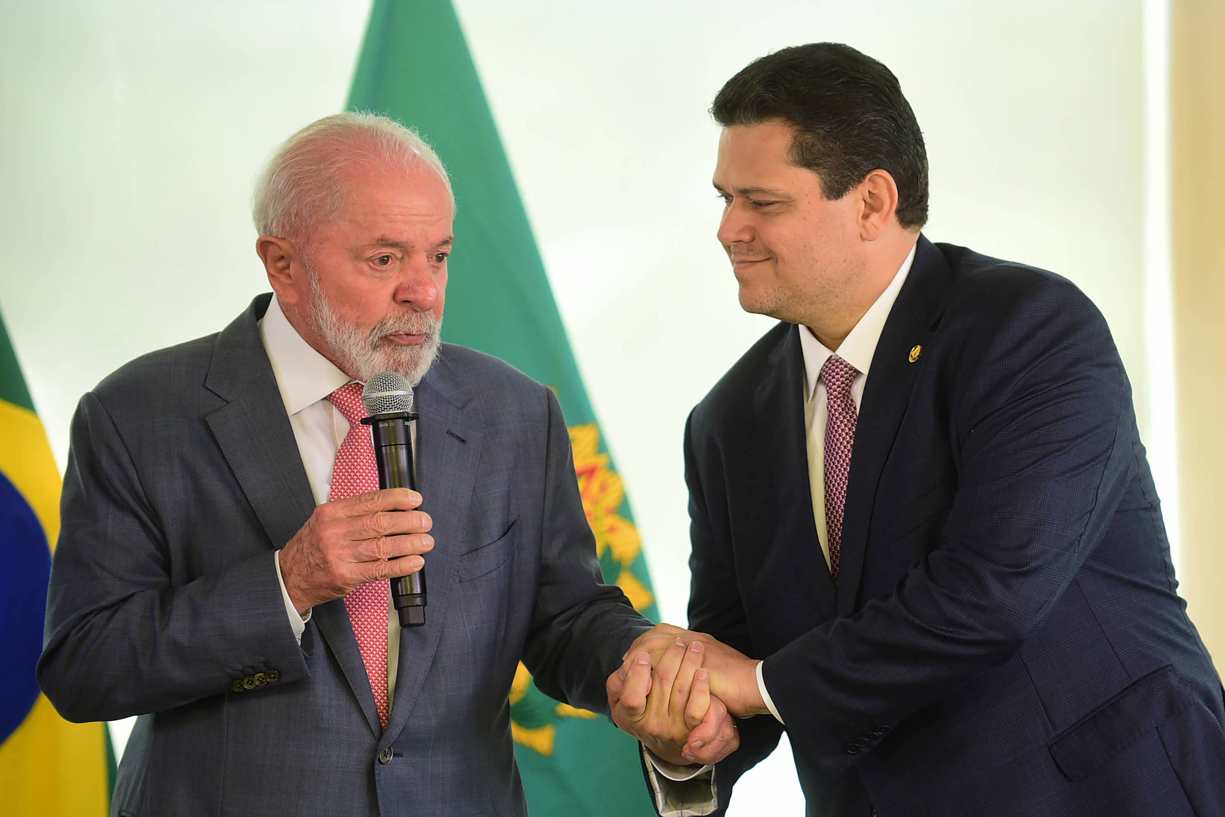 Lula diz a Alcolumbre que governo dará licença para petróleo na Foz do Amazonas