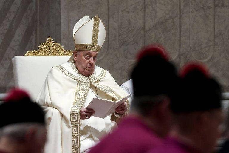 Imagem do Papa sentado em um trono， vestindo uma vestimenta branca e um grande chapéu. Ele está lendo um documento， enquanto ao fundo há figuras de clérigos com vestimentas roxas e chapéus pretos.