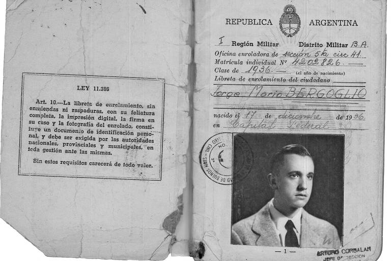 A imagem mostra um documento de identidade aberto， com uma foto de um homem em um terno claro. O documento é da 039;República Argentina039; e contém informações pessoais， incluindo nome e número de identificação. Há um selo e texto em espanhol na parte superior e inferior do documento.