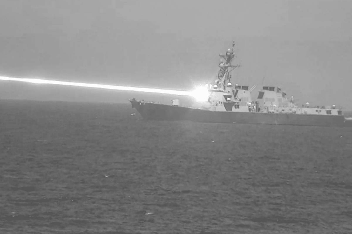 Navio de guerra dos EUA faz teste inédito com arma a laser; veja foto