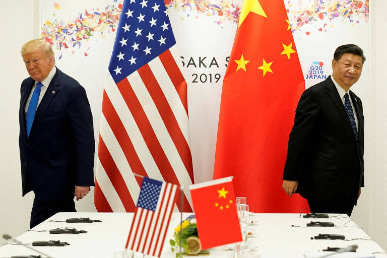 A imagem mostra dois líderes， Donald Trump e Xi Jinping， um à esquerda e outro à direita， caminhando em direções opostas. À esquerda， há uma bandeira dos Estados Unidos e， à direita， uma bandeira da China. Ao fundo， há uma decoração colorida e o texto 039;Osaka 2019039;. A mesa à frente deles está vazia， sem objetos visíveis.