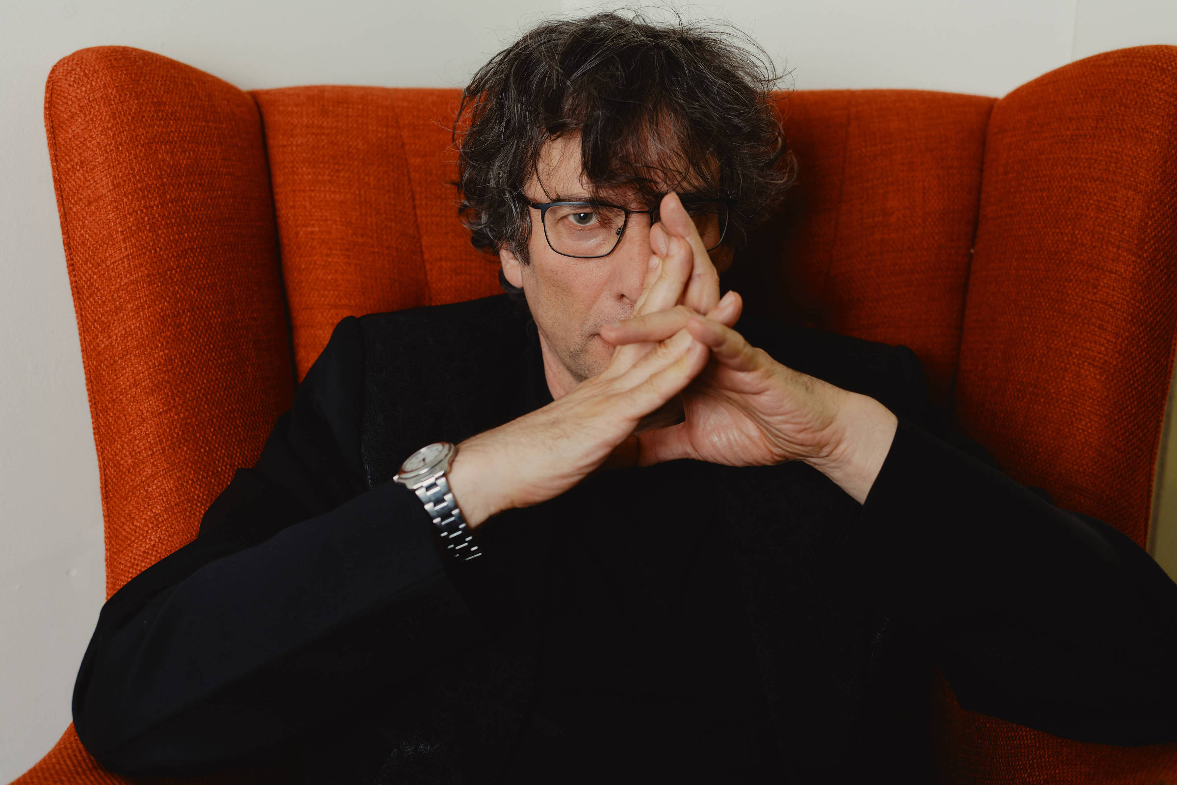 Ex-babá processa Neil Gaiman por abuso sexual, estupro e tráfico humano