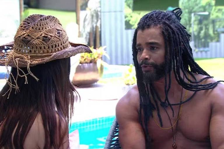 Em foto colorida, um homem e uma mulher conversam na piscina