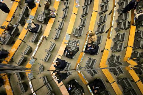 31 parlamentares de 11 partidos atuaram contra controle de descontos em benefícios no INSS