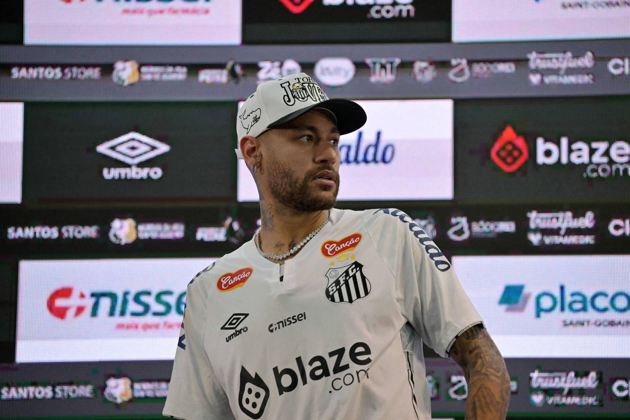 Neymar volta, 4.273 dias depois, a entrar em campo pelo Santos