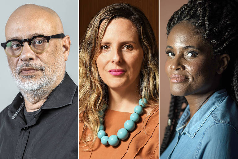 A imagem é uma montagem que apresenta três retratos de pessoas em um fundo neutro. À esquerda， um homem branco e careca， de barba grisalha， usando óculos e uma camisa preta. No centro， uma mulher branca com cabelo liso e loiro， usando um colar azul claro e uma blusa laranja. À direita， uma mulher negra com cabelo preto e trançado， vestindo uma camisa jeans. Todos estão olhando para a câmera.