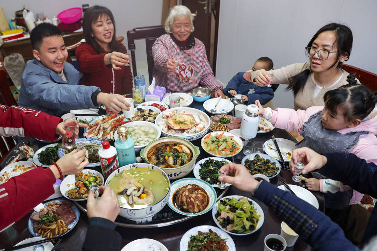 Pessoas participam de um jantar familiar no Distrito de Hanjiang, em Yangzhou, na província de Jiangsu, leste da China