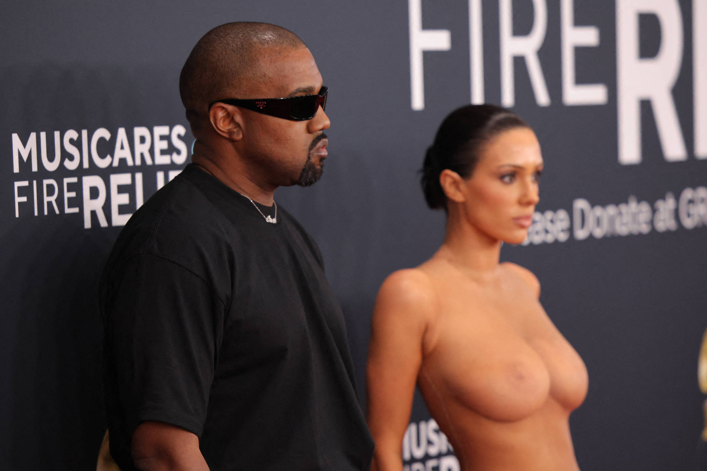 Kanye West põe à venda peça de roupa transparente usada pela esposa no Grammy