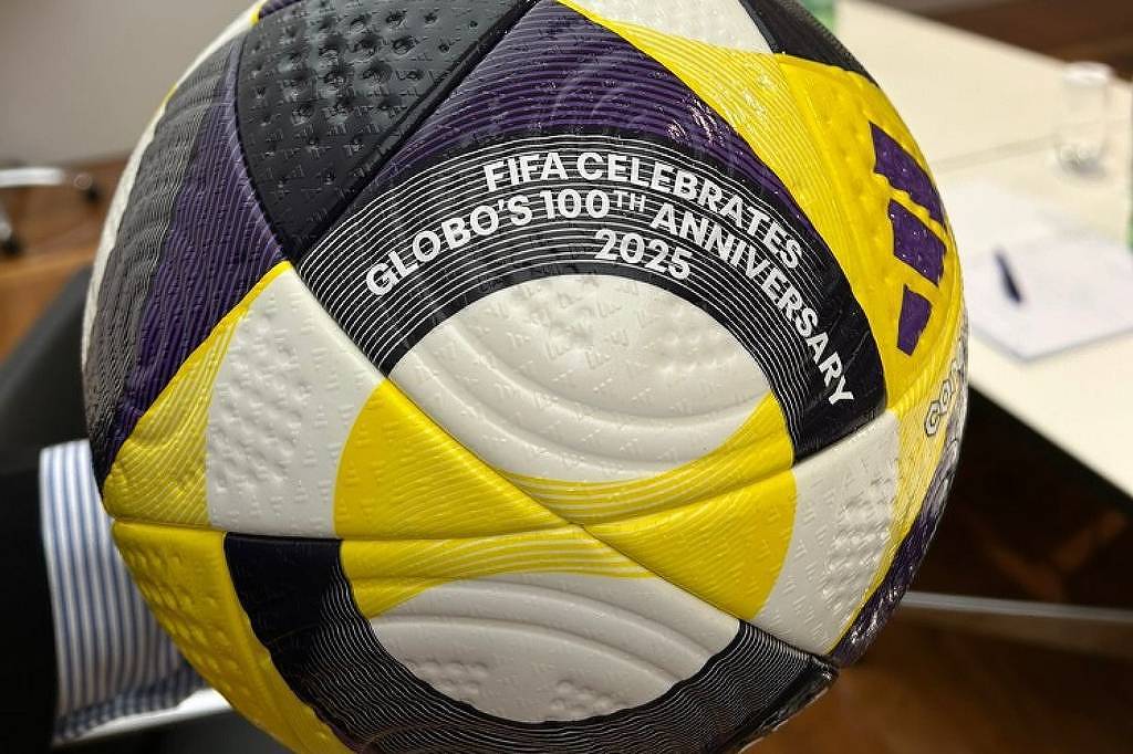 Fifa confecciona bola especial para Globo por 100 anos de fundação da empresa